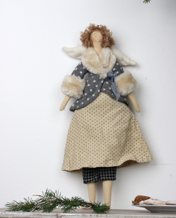 Látková andělka v kabátku 43cm