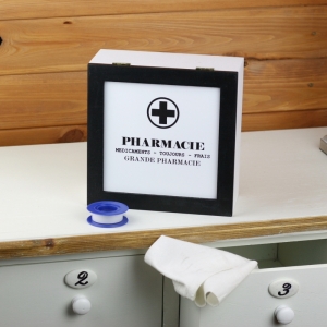 Lékárnička dřevěná 20x20x9cm