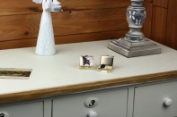 Lékovka černo-bílá kočka