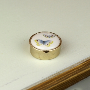 Lékovka kulatá s motýllky