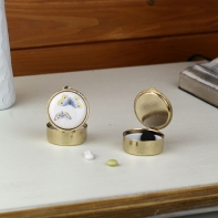 Lékovka kulatá s motýllky