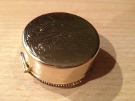 Lékovka kulatá s motýllky