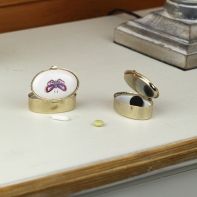 Lékovka - motýl červenomodrý oválný