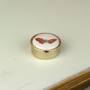 Lékovka s červeným motýlem kulatá