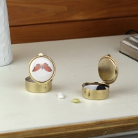 Lékovka s červeným motýlem kulatá