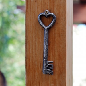 Litinová dekorace klíč stříbrný