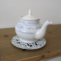 Litinová podložka pod hrnec kulatá velká bílá 18cm