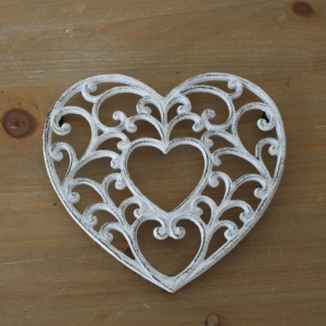 Litinová podložka pod hrnec srdce bílé 18,5x17cm