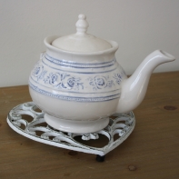 Litinová podložka pod hrnec srdce bílé 18,5x17cm