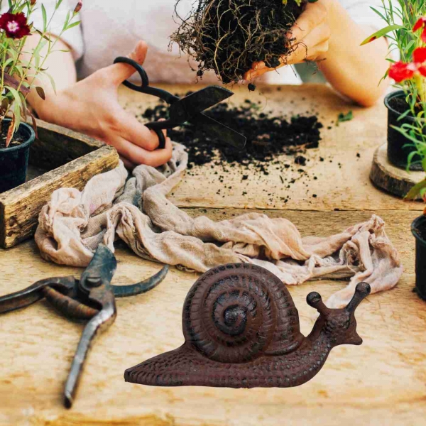 Litinové zvířátko na zahradu - šnek 11,7x5,4x11cm