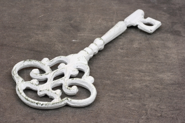 Litinový dekorační klíč bílý s patinou 24cm