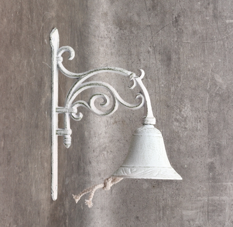 Litinový nástěnný zvonek bílý s patinou 25,5x20,5x10cm