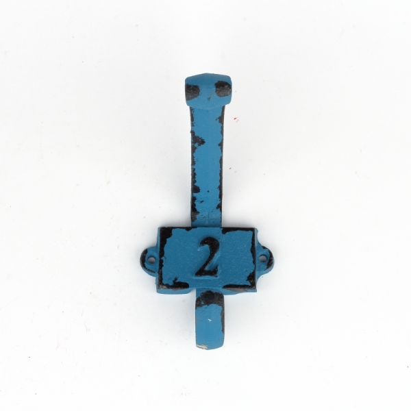 Litinový retro věšák na stěnu s číslem 2 modrý