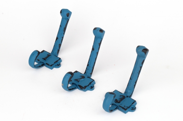 Litinový retro věšák na stěnu s číslem 3 modrý