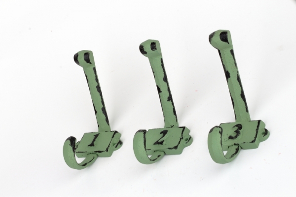 Litinový retro věšák na stěnu s číslem 3 zelený