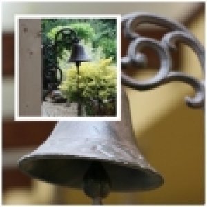 Litinový zvon na konzolce 32cm - vyřazeno