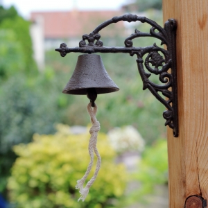 Litinový zvonek na konzoli