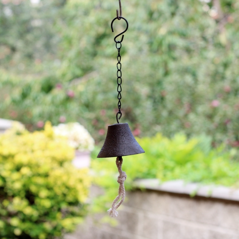 Litinový zvonek s řetízkem