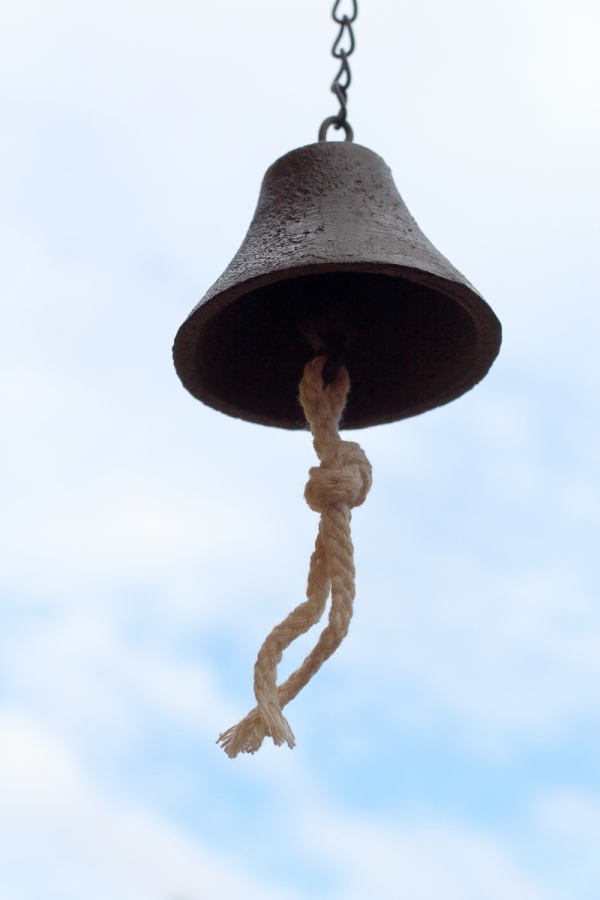 Litinový zvonek s řetízkem