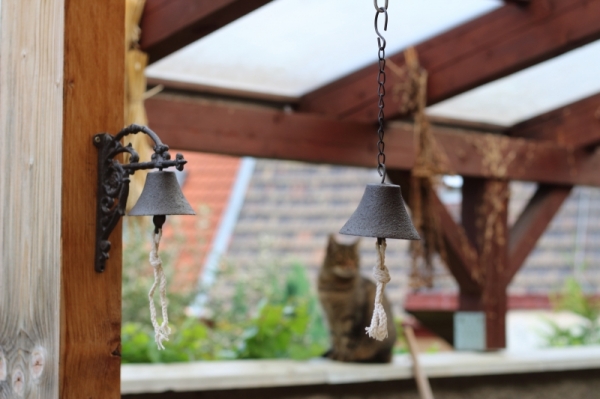 Litinový zvonek s řetízkem