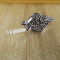 Lopatka a kartáč modré květy