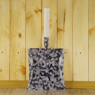 Lopatka a kartáč modré květy