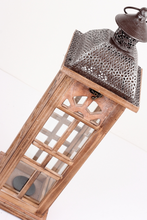 Lucerna dřevěná hnědá s kovovou stříškou střední