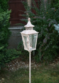 Lucerna se zápichem do trávníku 128cm