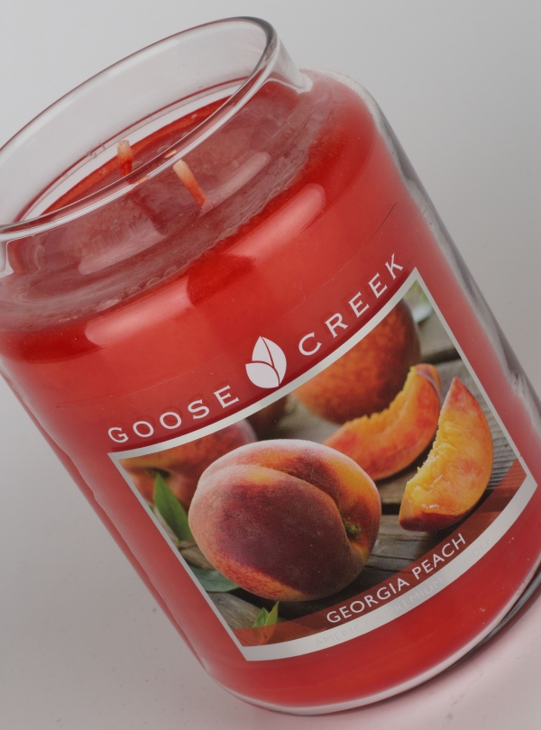 Luxusní aromatická svíčka ve skle broskev Goose Creek 680g