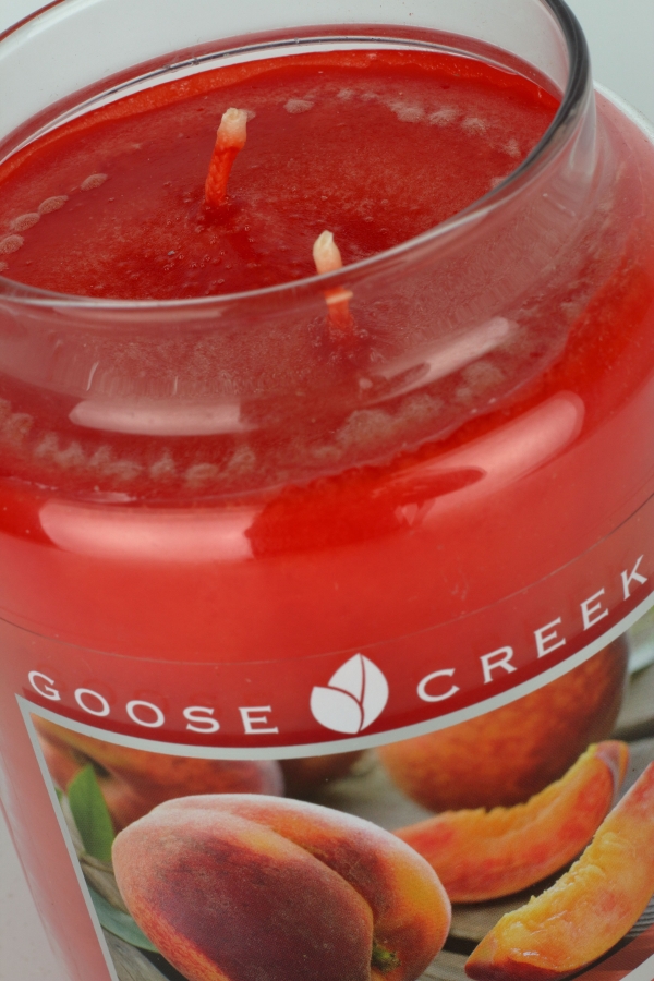 Luxusní aromatická svíčka ve skle broskev Goose Creek 680g