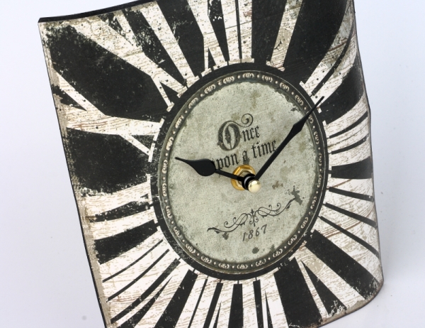 Malé nástěnné hodiny B 17,5x21cm