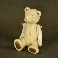 Medvídek s prasklinou ve spodní části