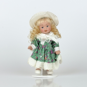 Mini panenka porcelán 12cm blond vlasy zelené šaty