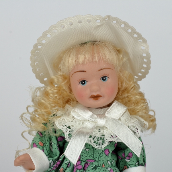 Mini panenka porcelán 12cm blond vlasy zelené šaty
