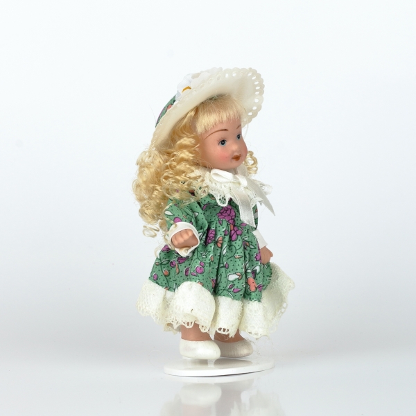 Mini panenka porcelán 12cm blond vlasy zelené šaty