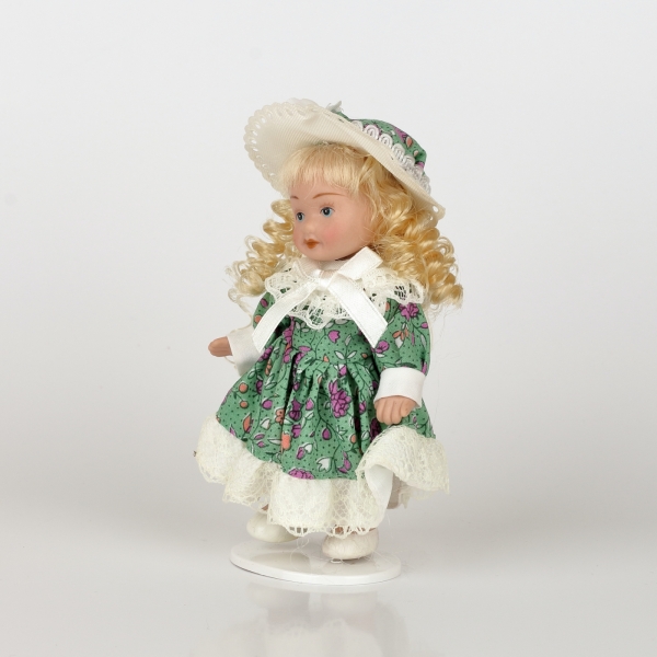 Mini panenka porcelán 12cm blond vlasy zelené šaty