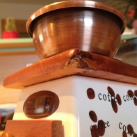 Mlýnek na Kávu - vyřazený. Uštípnutý dřevěný rožek