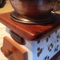 Mlýnek na Kávu - vyřazený. Uštípnutý dřevěný rožek