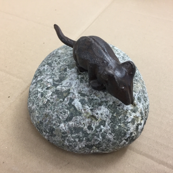 Myš na kameni - vyřazeno - potřeba přilepit