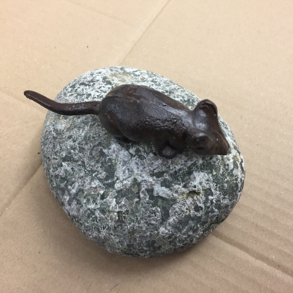 Myš na kameni - vyřazeno - potřeba přilepit