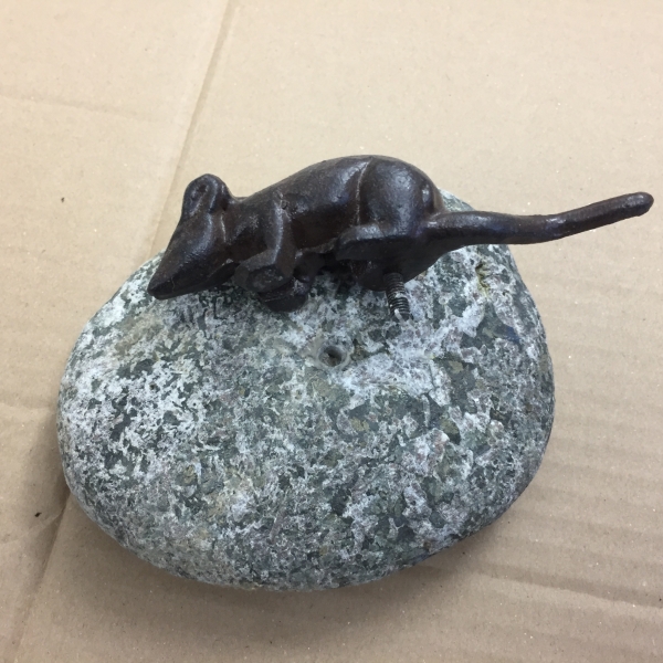 Myš na kameni - vyřazeno - potřeba přilepit