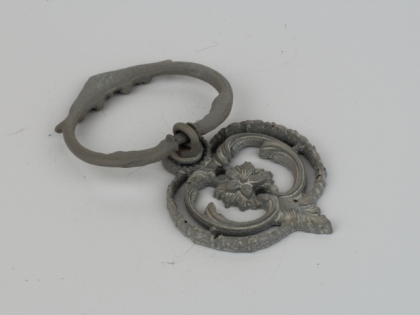 Nábytková úchytka klepadlo šedé 6x2x11cm