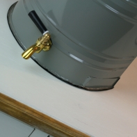 Nádoba na vodu s kohoutkem šedá