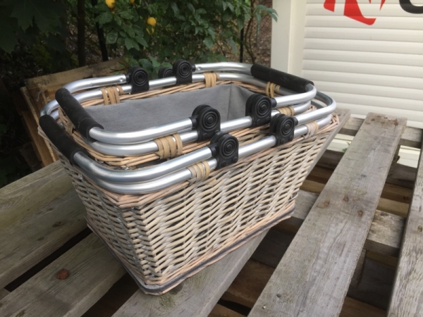 Nákupní košík s kovovými uchy