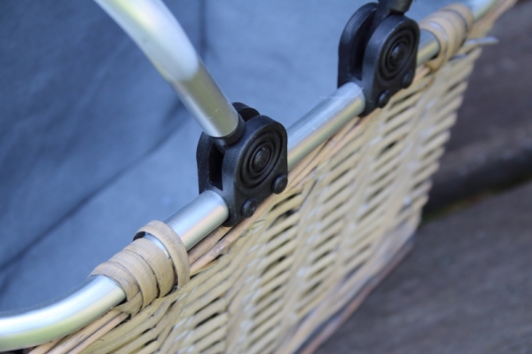 Nákupní košík s kovovými uchy