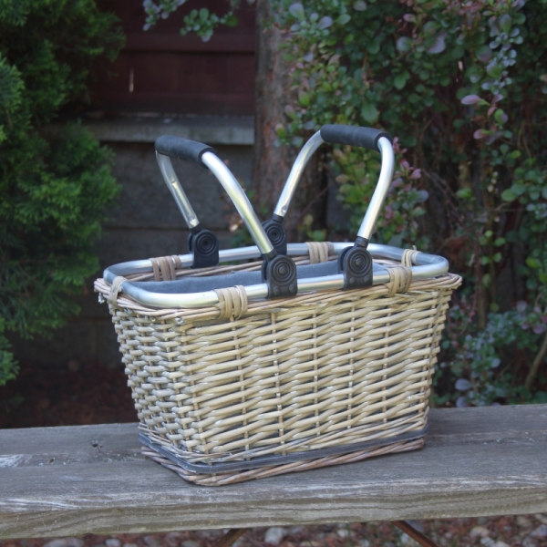 Nákupní košík s kovovými uchy