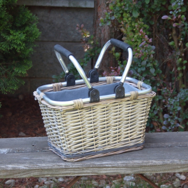 Nákupní košík s kovovými uchy