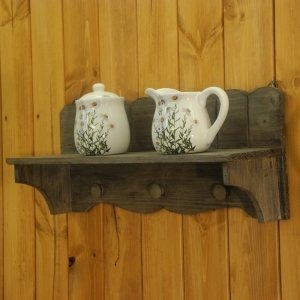 Nástěnná dřevěná polička s háčky - vyřazeno