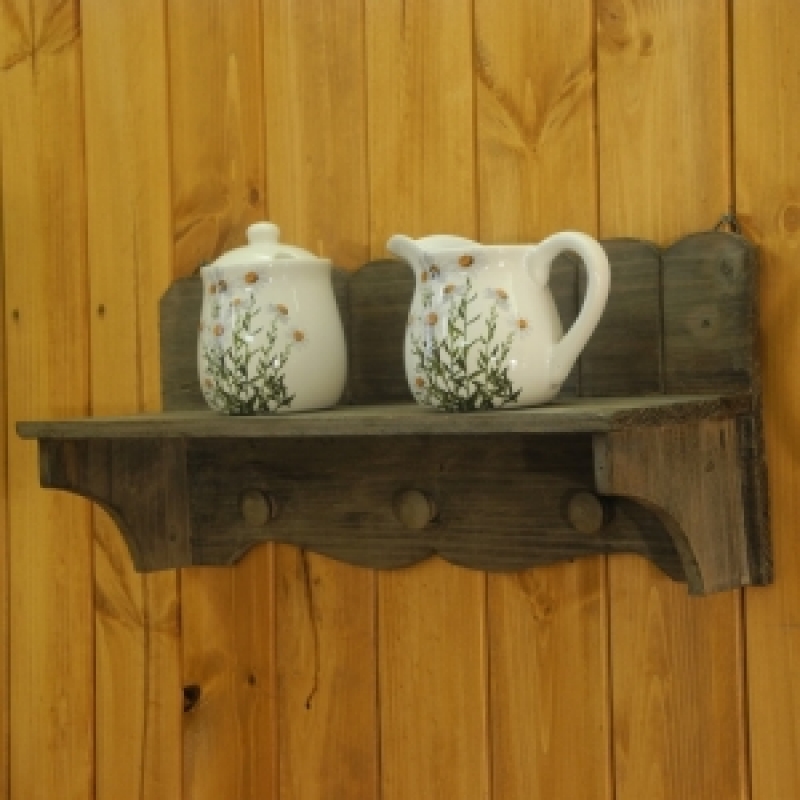 Nástěnná dřevěná polička s háčky - vyřazeno