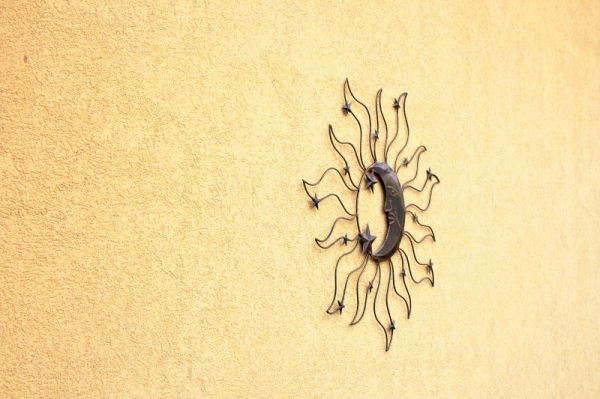 Nástěnná kovová dekorace měsíc 65x1x65cm